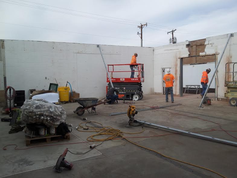 La Cumbre has removed the roof from the northern building in order to raise the height of the walls, put on a new roof, and then install the new brewhouse and fermenters.
